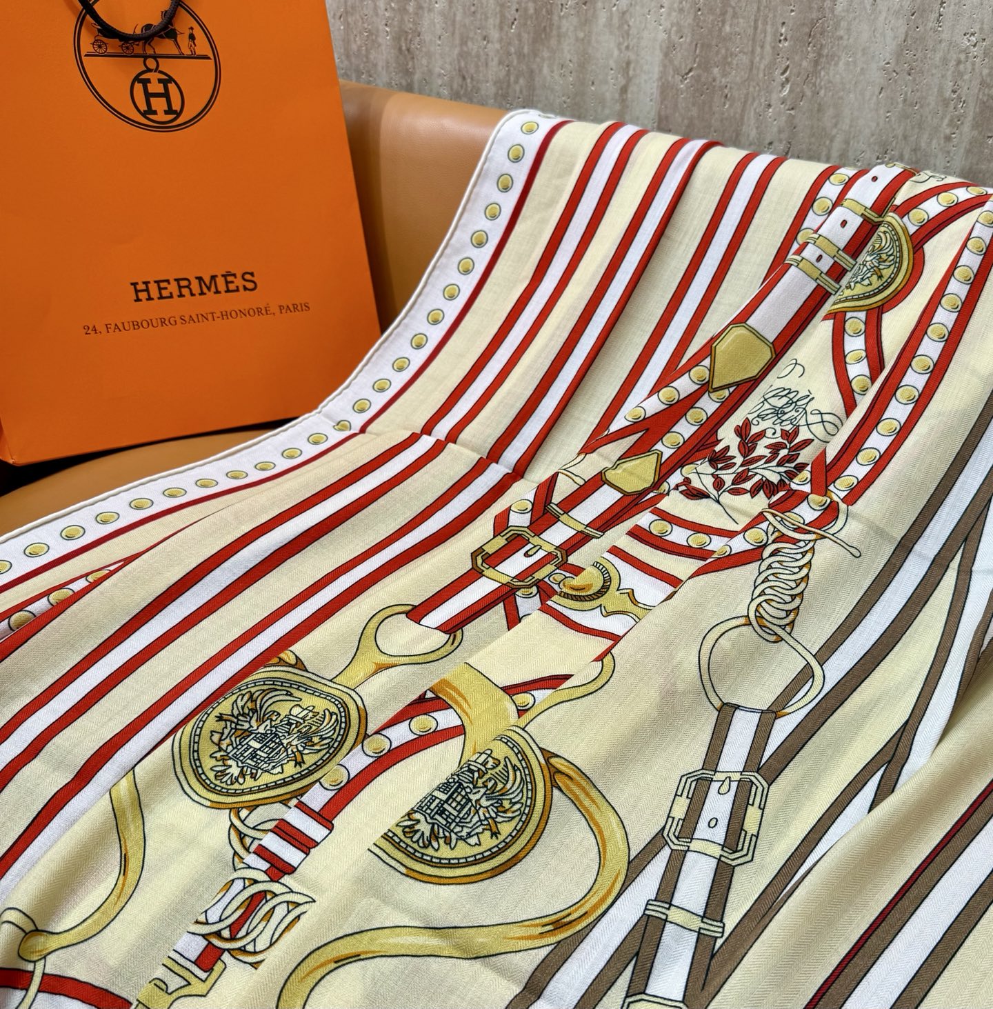 🆕 推荐💕丝绒方巾，顶级工艺超值‼️爆款🎁💟立体呈现图案纹路实物档次极高👍👍特殊工艺高端研发惊艳问世🌟特殊尖端工艺处理👍
