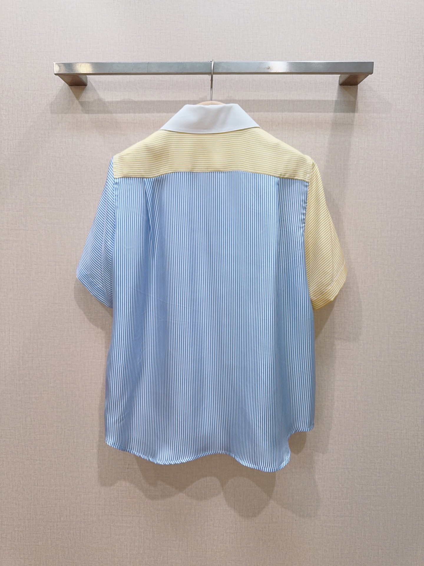 D 家撞色拼接条纹短袖衬衫新品推荐🆕……采用高品质真丝，触感柔滑轻盈，四色不对称撞色拼接，左袖浅黄竖条纹