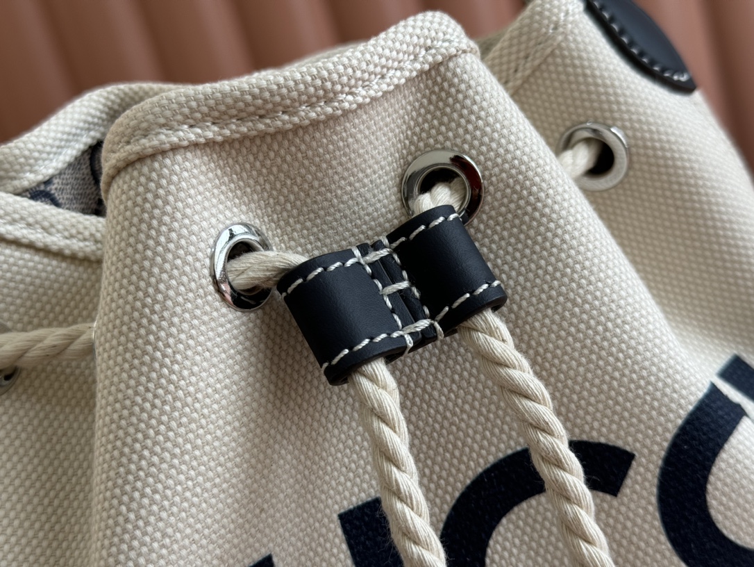 Gucci White and Navy Canvas crossbody everyday
