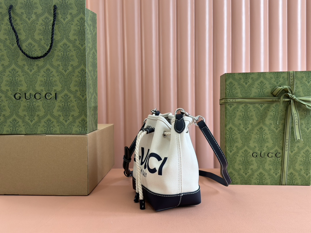 Gucci White and Navy Canvas crossbody everyday