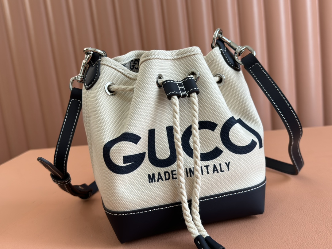 Gucci White and Navy Canvas crossbody everyday