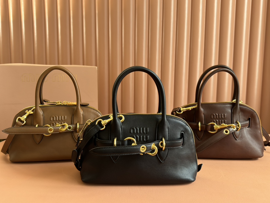 Miu Miu MiuMiu's new popular bowling bag is made of top-quality retro vegetable soft sheepskin and retro frosted distressed metal accessories. Th