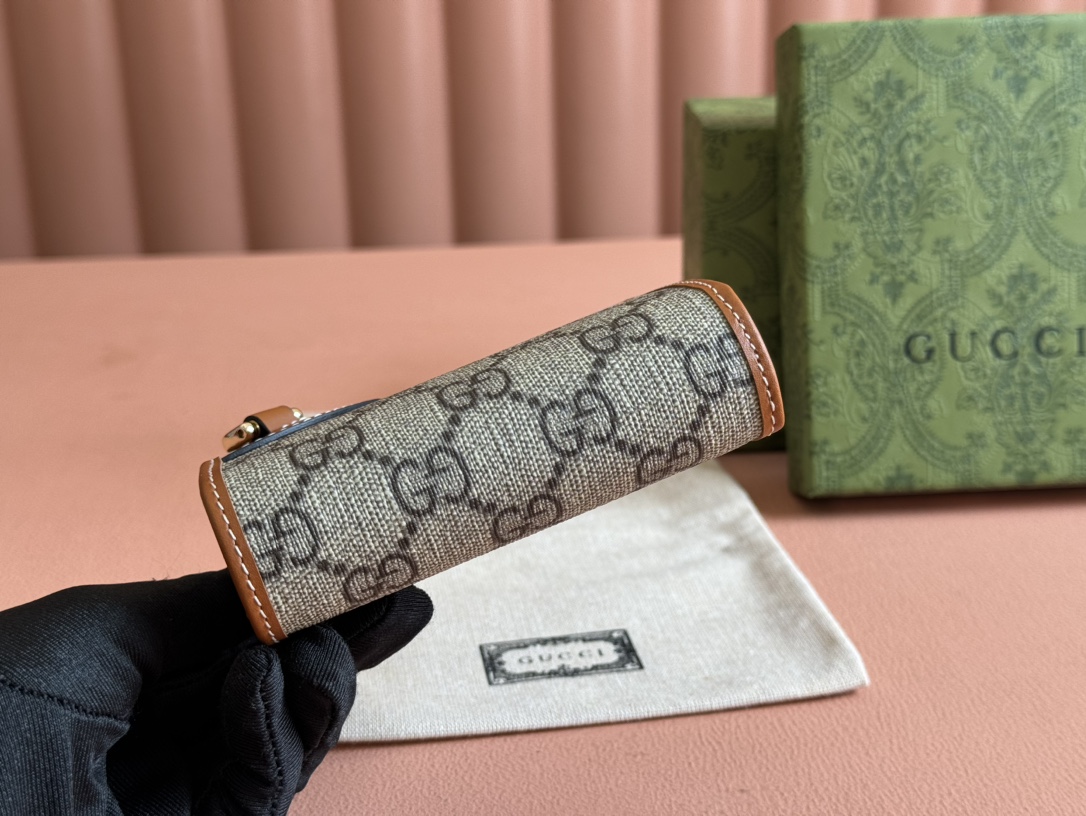 24 pairs of editions are launched in the counter. Gucci [equipped with counter packaging]The GG Emblem series reinterprets the brand's timeless e