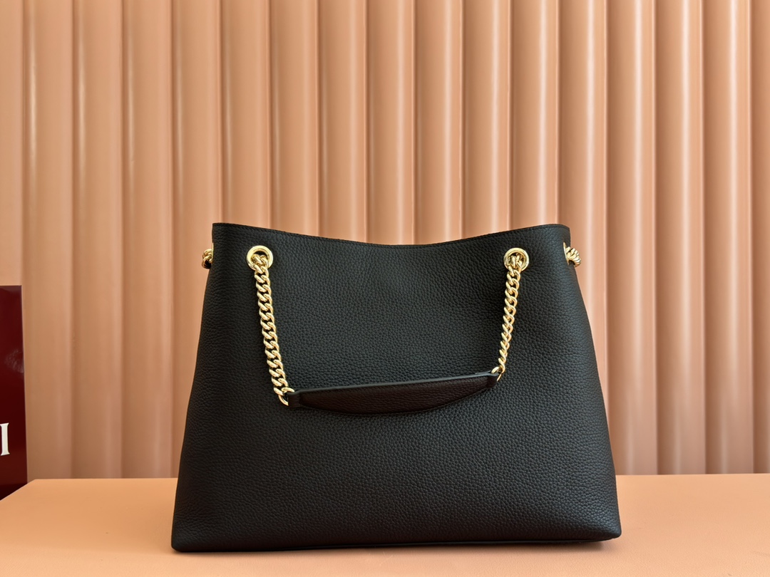Gucci Black Leather Soho Chain Shoulder Bag with Embossed GG Logo, Tassel 2 i1729682178 8287 5