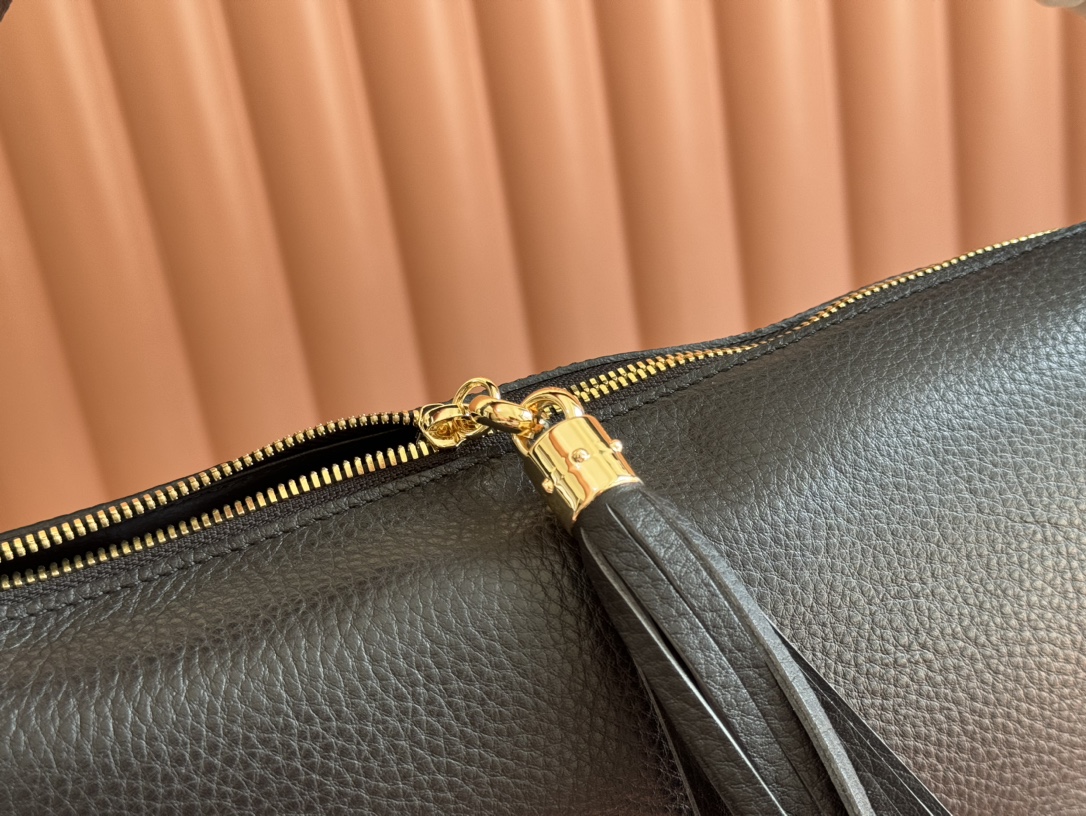Gucci Black Leather Soho Disco Bag with Tassel - Classic & Stylish 8 i1729682242 555 5