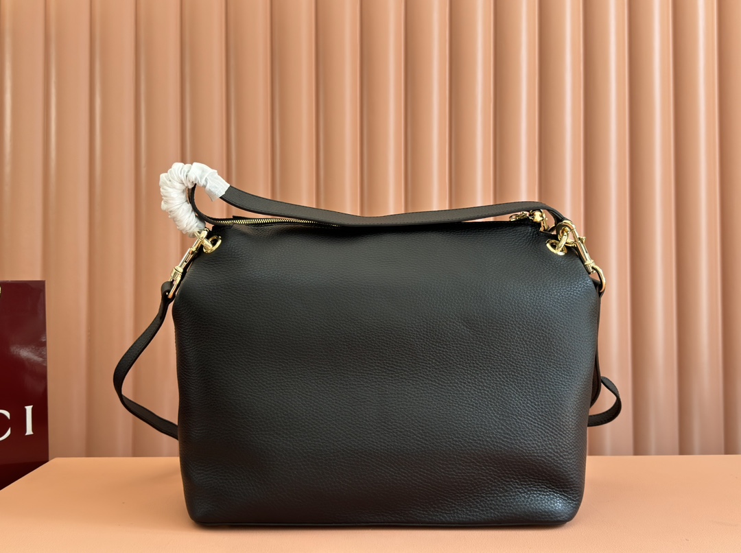 Gucci Black Leather Soho Disco Bag with Tassel - Classic & Stylish 3 i1729682242 7505 4
