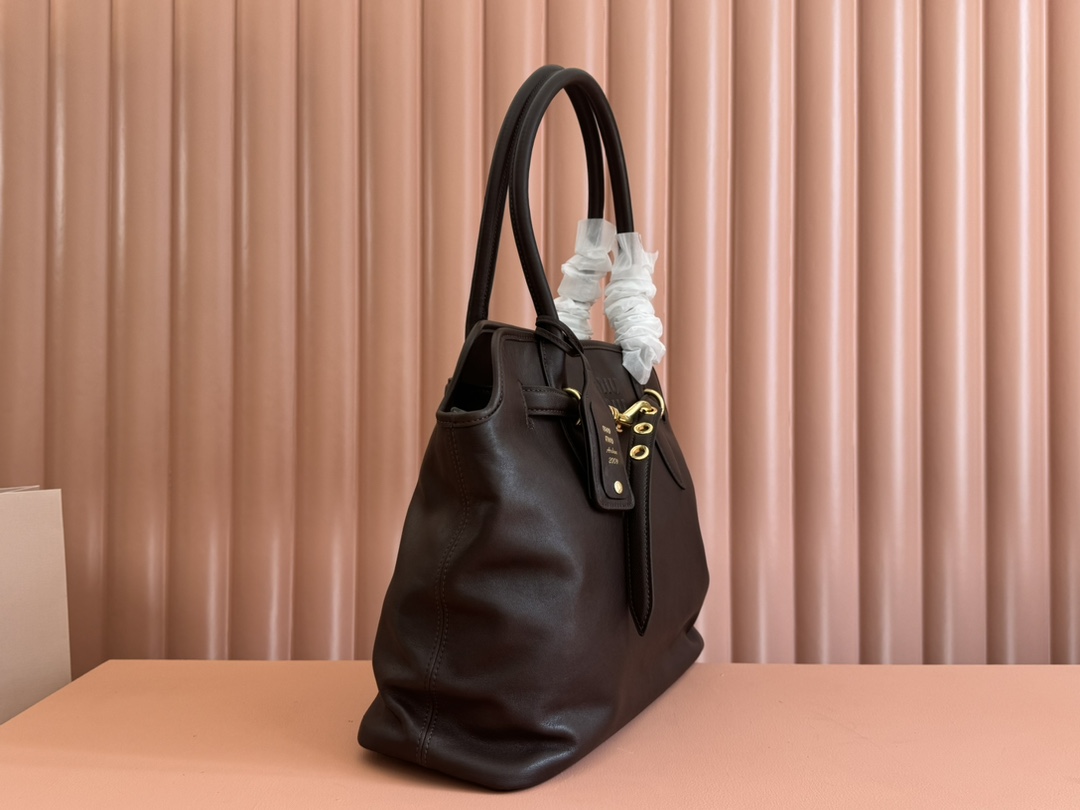 Miu Miu Premium details: Miu women's Nappa sheepskin handbag in miumiu original leather is inspired by the archive design. The structure has been