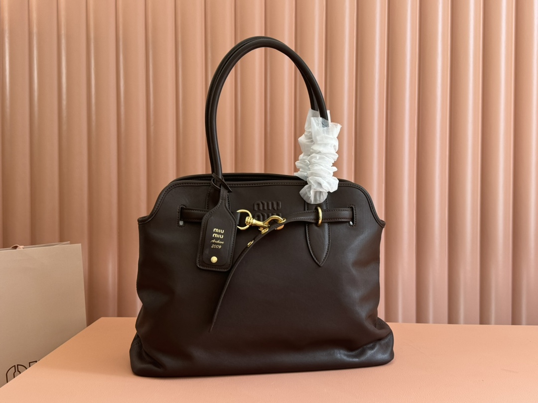 Miu Miu Premium details: Miu women's Nappa sheepskin handbag in miumiu original leather is inspired by the archive design. The structure has been