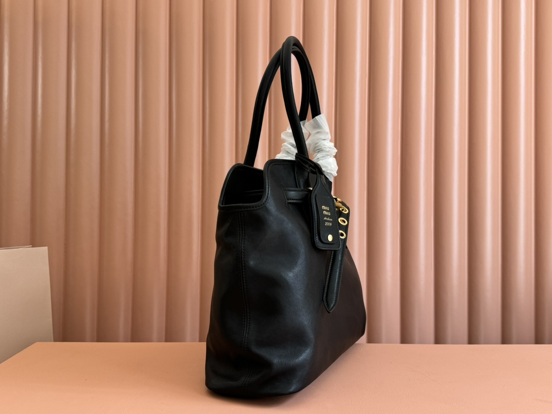Miu Miu Premium details: Miu women's Nappa sheepskin handbag in miumiu original leather is inspired by the archive design. The structure has been