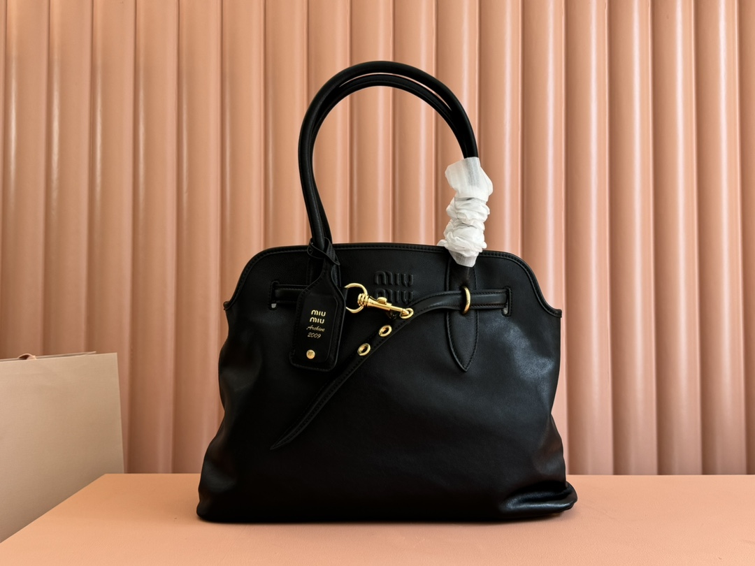 Miu Miu Premium details: Miu women's Nappa sheepskin handbag in miumiu original leather is inspired by the archive design. The structure has been