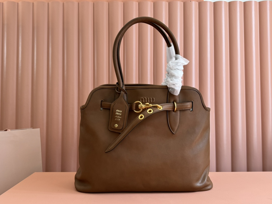 Miu Miu Premium details: Miu women's Nappa sheepskin handbag in miumiu original leather is inspired by the archive design. The structure has been