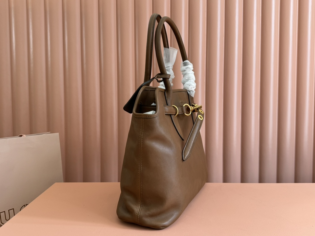 Miu Miu Premium details: Miu women's Nappa sheepskin handbag in miumiu original leather is inspired by the archive design. The structure has been