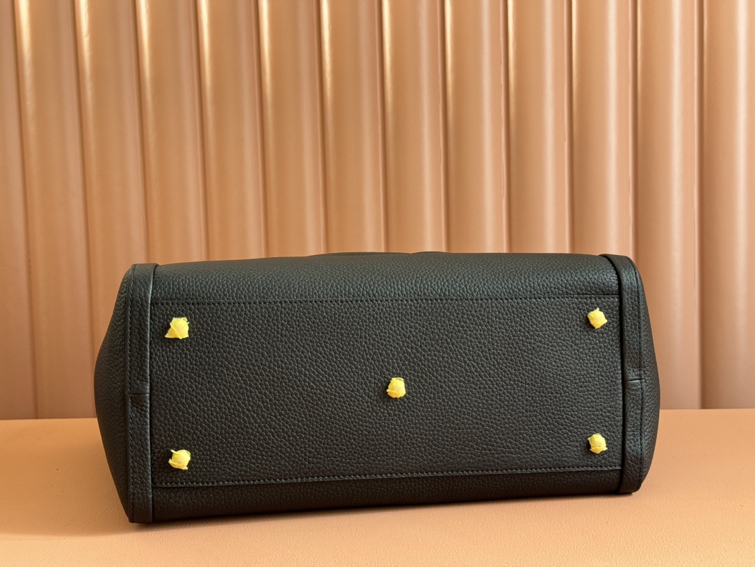 Gucci Black Leather Soho Tote Bag with Tassel and Embossed GG Logo 6 i1731145102 6203 4