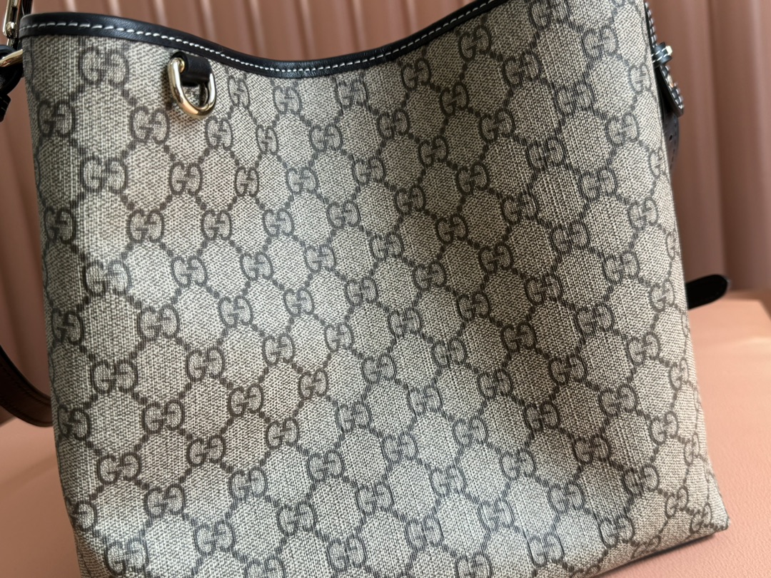 Gucci GG Supreme beige brown with black leather trim shoulder everyday