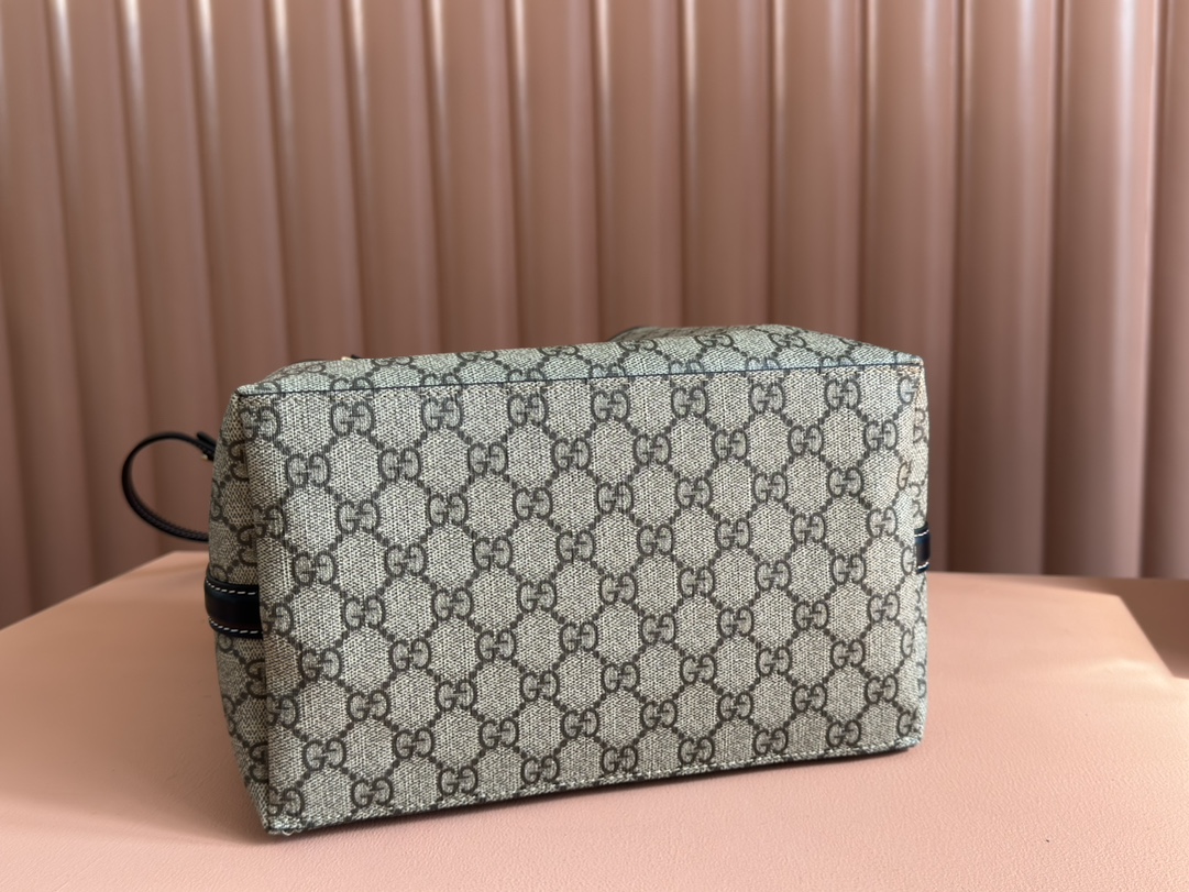 Gucci GG Supreme beige brown with black leather trim shoulder everyday