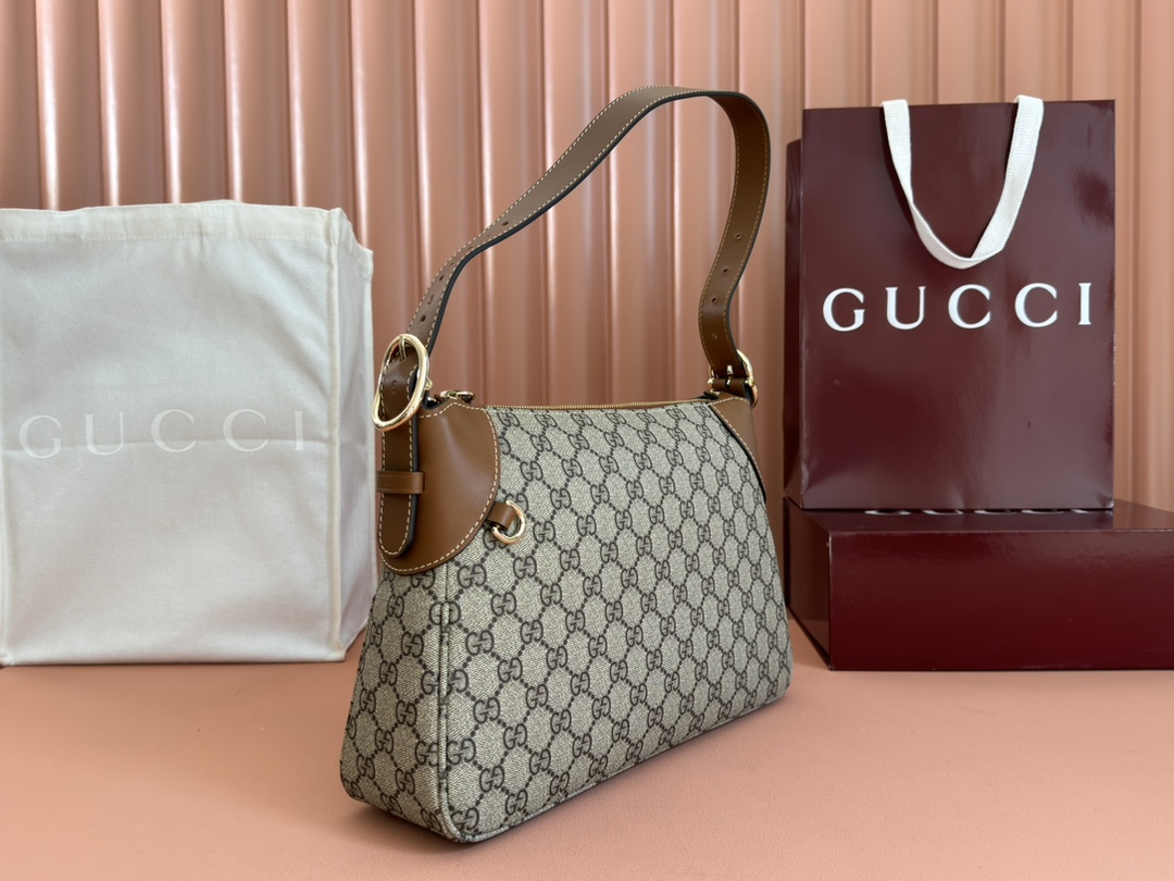 Gucci's new version counter debuts [equipped with full counter packaging] Emblem series medium shoulder bag 815216 FAD6L 9741 The new GG Emblem s