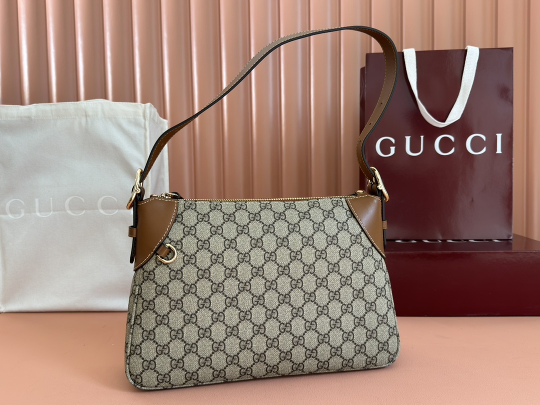 Gucci's new version counter debuts [equipped with full counter packaging] Emblem series medium shoulder bag 815216 FAD6L 9741 The new GG Emblem s
