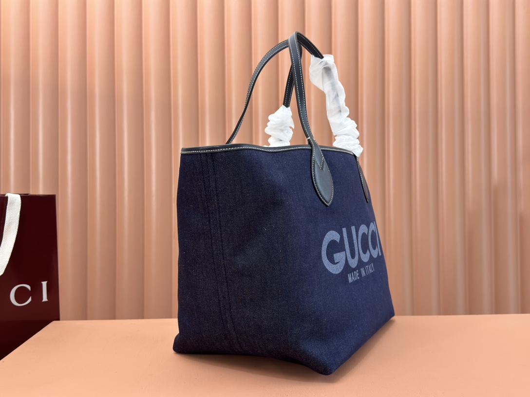 p660💋💋💋【配置专柜礼品袋】Gucci Totissima系列糅合“tote”一词与意大利语中表示最高级的词语“issima”，彰显这款手袋的实用功能和隽永底色。这款中号托特包内附可拆卸手拿包。
蓝色GG牛仔面料
棕色皮革滚边，饰对比色缝线
蓝色棉麻衬里
可拆卸手拿包：21.5厘米（宽）x 12.5厘米（高）
顶部提手（21厘米高）
型号：820481。
尺寸：30.5厘米（宽）x 28厘米（高）x 27厘米（深）
颜色：蓝色牛仔面料/原厂皮。
重量：约0.6千克
意大利创作