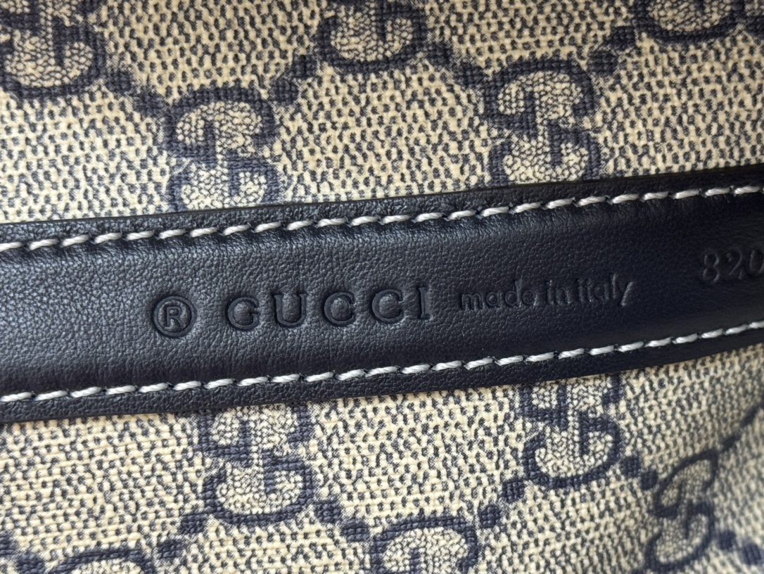 p660💋💋💋【配置专柜礼品袋】Gucci Totissima系列糅合“tote”一词与意大利语中表示最高级的词语“issima”，彰显这款手袋的实用功能和隽永底色。这款中号托特包内附可拆卸手拿包。
蓝色GG牛仔面料
棕色皮革滚边，饰对比色缝线
蓝色棉麻衬里
可拆卸手拿包：21.5厘米（宽）x 12.5厘米（高）
顶部提手（21厘米高）
型号：820481。
尺寸：30.5厘米（宽）x 28厘米（高）x 27厘米（深）
颜色：蓝色牛仔面料/原厂皮。
重量：约0.6千克
意大利创作