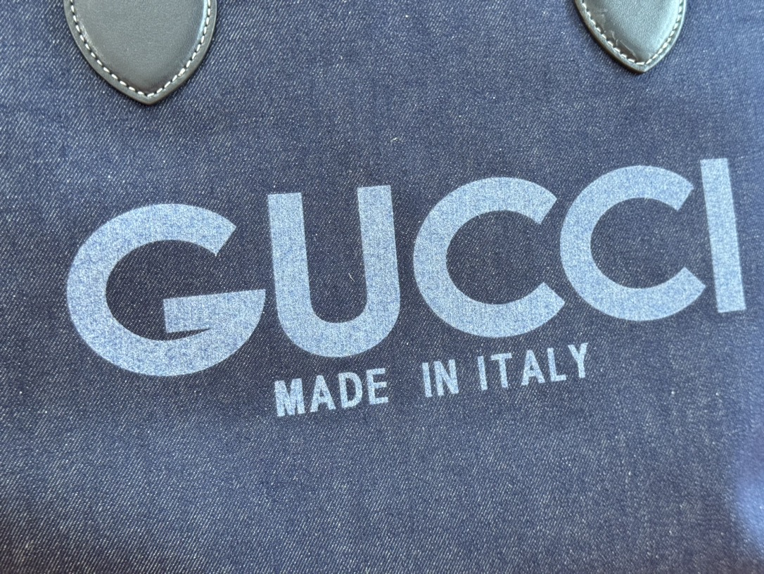 p660💋💋💋【配置专柜礼品袋】Gucci Totissima系列糅合“tote”一词与意大利语中表示最高级的词语“issima”，彰显这款手袋的实用功能和隽永底色。这款中号托特包内附可拆卸手拿包。
蓝色GG牛仔面料
棕色皮革滚边，饰对比色缝线
蓝色棉麻衬里
可拆卸手拿包：21.5厘米（宽）x 12.5厘米（高）
顶部提手（21厘米高）
型号：820481。
尺寸：30.5厘米（宽）x 28厘米（高）x 27厘米（深）
颜色：蓝色牛仔面料/原厂皮。
重量：约0.6千克
意大利创作