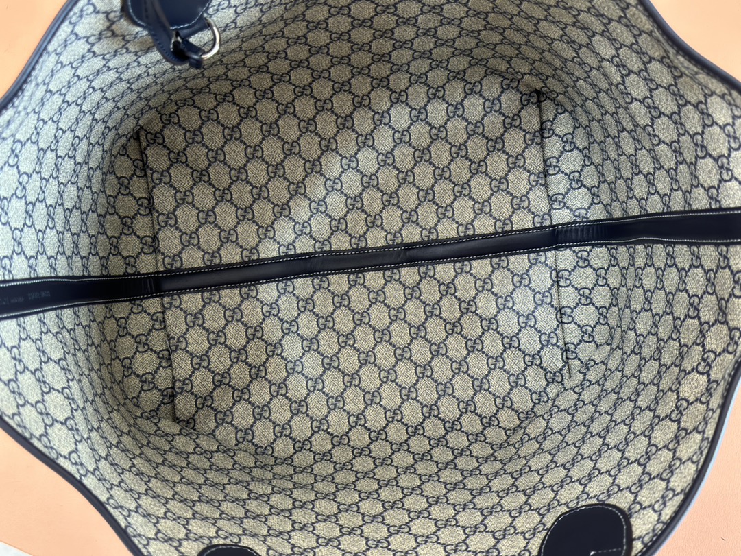 p660💋💋💋【配置专柜礼品袋】Gucci Totissima系列糅合“tote”一词与意大利语中表示最高级的词语“issima”，彰显这款手袋的实用功能和隽永底色。这款中号托特包内附可拆卸手拿包。
蓝色GG牛仔面料
棕色皮革滚边，饰对比色缝线
蓝色棉麻衬里
可拆卸手拿包：21.5厘米（宽）x 12.5厘米（高）
顶部提手（21厘米高）
型号：820481。
尺寸：30.5厘米（宽）x 28厘米（高）x 27厘米（深）
颜色：蓝色牛仔面料/原厂皮。
重量：约0.6千克
意大利创作