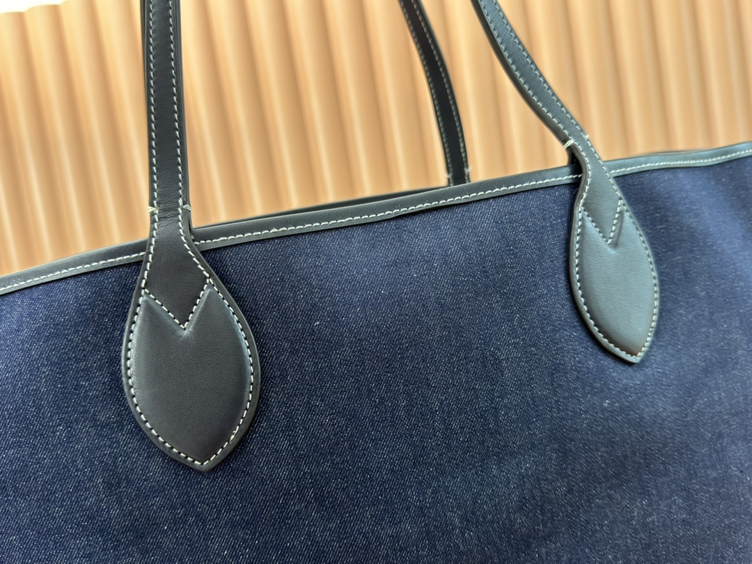p660💋💋💋【配置专柜礼品袋】Gucci Totissima系列糅合“tote”一词与意大利语中表示最高级的词语“issima”，彰显这款手袋的实用功能和隽永底色。这款中号托特包内附可拆卸手拿包。
蓝色GG牛仔面料
棕色皮革滚边，饰对比色缝线
蓝色棉麻衬里
可拆卸手拿包：21.5厘米（宽）x 12.5厘米（高）
顶部提手（21厘米高）
型号：820481。
尺寸：30.5厘米（宽）x 28厘米（高）x 27厘米（深）
颜色：蓝色牛仔面料/原厂皮。
重量：约0.6千克
意大利创作