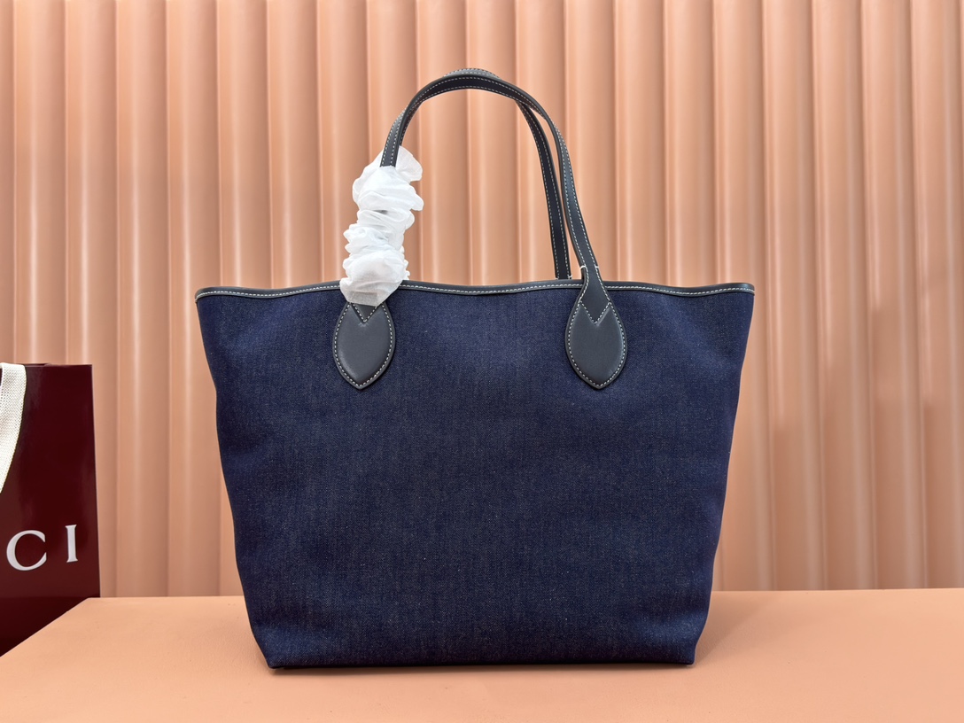 p660💋💋💋【配置专柜礼品袋】Gucci Totissima系列糅合“tote”一词与意大利语中表示最高级的词语“issima”，彰显这款手袋的实用功能和隽永底色。这款中号托特包内附可拆卸手拿包。
蓝色GG牛仔面料
棕色皮革滚边，饰对比色缝线
蓝色棉麻衬里
可拆卸手拿包：21.5厘米（宽）x 12.5厘米（高）
顶部提手（21厘米高）
型号：820481。
尺寸：30.5厘米（宽）x 28厘米（高）x 27厘米（深）
颜色：蓝色牛仔面料/原厂皮。
重量：约0.6千克
意大利创作