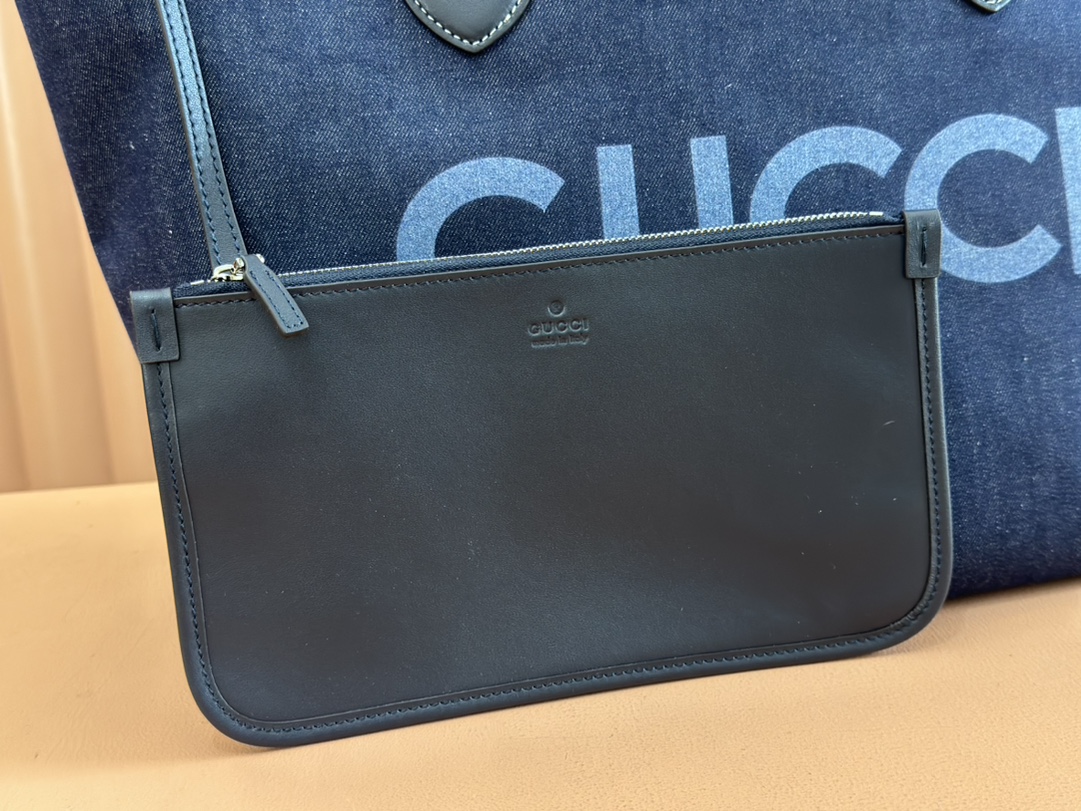 p660💋💋💋【配置专柜礼品袋】Gucci Totissima系列糅合“tote”一词与意大利语中表示最高级的词语“issima”，彰显这款手袋的实用功能和隽永底色。这款中号托特包内附可拆卸手拿包。
蓝色GG牛仔面料
棕色皮革滚边，饰对比色缝线
蓝色棉麻衬里
可拆卸手拿包：21.5厘米（宽）x 12.5厘米（高）
顶部提手（21厘米高）
型号：820481。
尺寸：30.5厘米（宽）x 28厘米（高）x 27厘米（深）
颜色：蓝色牛仔面料/原厂皮。
重量：约0.6千克
意大利创作