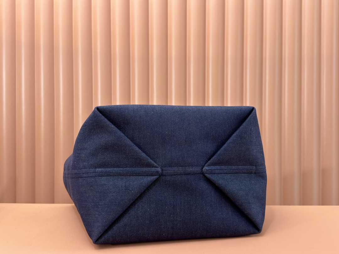 p660💋💋💋【配置专柜礼品袋】Gucci Totissima系列糅合“tote”一词与意大利语中表示最高级的词语“issima”，彰显这款手袋的实用功能和隽永底色。这款中号托特包内附可拆卸手拿包。
蓝色GG牛仔面料
棕色皮革滚边，饰对比色缝线
蓝色棉麻衬里
可拆卸手拿包：21.5厘米（宽）x 12.5厘米（高）
顶部提手（21厘米高）
型号：820481。
尺寸：30.5厘米（宽）x 28厘米（高）x 27厘米（深）
颜色：蓝色牛仔面料/原厂皮。
重量：约0.6千克
意大利创作