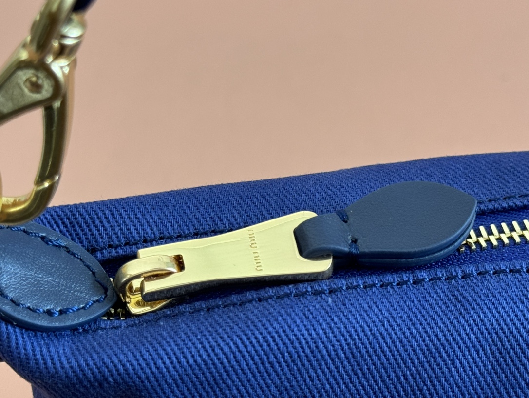 p580💋💋💋【配置专柜全套包装】5NE841，新品牛仔布饭盒包，独特的冰裂纹理，正面标志性 Miu金额logo，棉布内里，超轻，容量大，怎么搭都好看，一年四季都适用，尺寸：底长19cm，开口宽25.5cm，高14cm，底部宽10cm