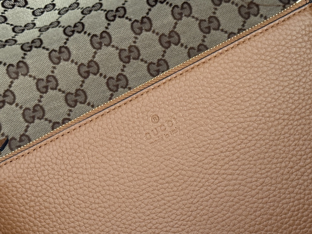 p750💋💋💋Gucci Totissima系列托特包演绎双面美学，一面粒面皮革，一面GG帆布，随心变换多元造型。以Totissima之名诠释隽永风格与功能美学。
一面选用棕色粒面皮革，另一面选用米色和深棕色GG帆布
浅金色调配件
袋鼠式内袋
提手高25厘米
型号：839112。
尺寸：30（50）厘米（宽）x 27厘米（高）x 23厘米（深）
颜色：杏布棕皮/原厂皮。
意大利创作