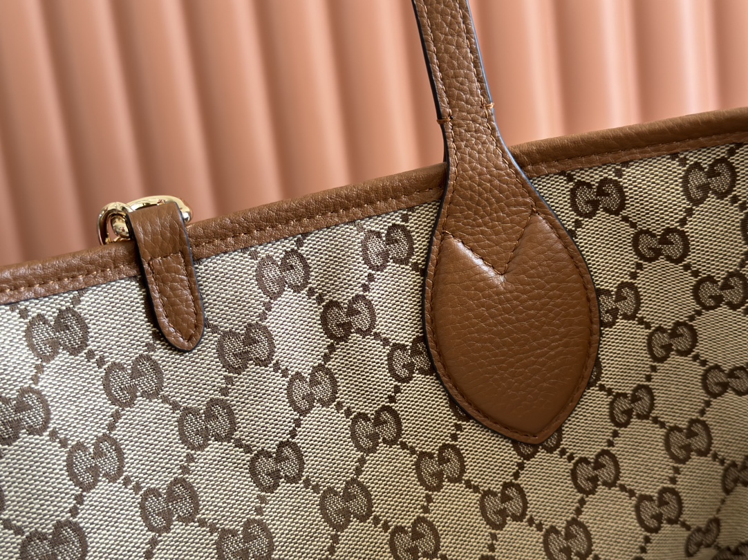 p750💋💋💋Gucci Totissima系列托特包演绎双面美学，一面粒面皮革，一面GG帆布，随心变换多元造型。以Totissima之名诠释隽永风格与功能美学。
一面选用棕色粒面皮革，另一面选用米色和深棕色GG帆布
浅金色调配件
袋鼠式内袋
提手高25厘米
型号：839112。
尺寸：30（50）厘米（宽）x 27厘米（高）x 23厘米（深）
颜色：杏布棕皮/原厂皮。
意大利创作