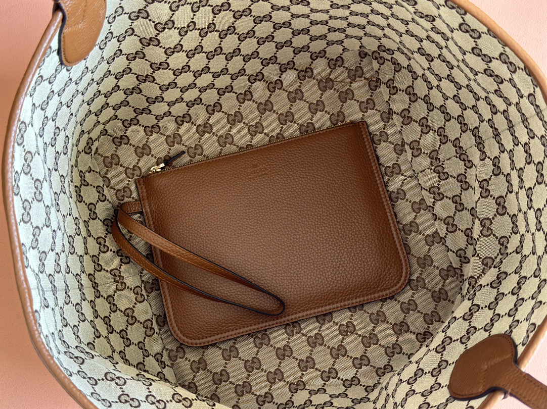 p750💋💋💋Gucci Totissima系列托特包演绎双面美学，一面粒面皮革，一面GG帆布，随心变换多元造型。以Totissima之名诠释隽永风格与功能美学。
一面选用棕色粒面皮革，另一面选用米色和深棕色GG帆布
浅金色调配件
袋鼠式内袋
提手高25厘米
型号：839112。
尺寸：30（50）厘米（宽）x 27厘米（高）x 23厘米（深）
颜色：杏布棕皮/原厂皮。
意大利创作
