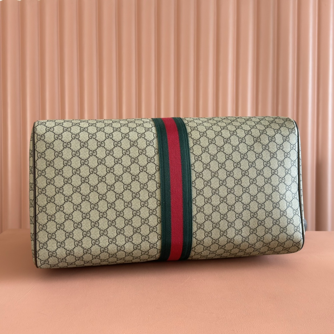 p850。💋💋《配全套原厂礼品袋包装》【新品】Gucci Savoy系列匠心融蕴米色和深棕色两大配色，搭配经典廓形，甄选触感柔软的织物打造。这款旅行包以GG字母交织图案涂层织物打造，匠心缀饰双G标识和织带细节。
米色和深棕色GG字母交织图案涂层织物
深棕色皮革滚边
金色调配件
绿色亚麻棉混纺衬里
双G
织带细节
容量：30升
内部：一个拉链袋
外部：一个可拆卸行李员身份标牌、一个锁、一个钥匙扣
提手（11厘米高）
可拆卸可调节皮革肩带（长度可在91厘米至145厘米之间调节）
拉链开合
型号：834458。
尺寸：52厘米（宽）x 33厘米（高）x 28厘米（深）
重量：约3千克
颜色：啡棕/pvc。
意大利创作
