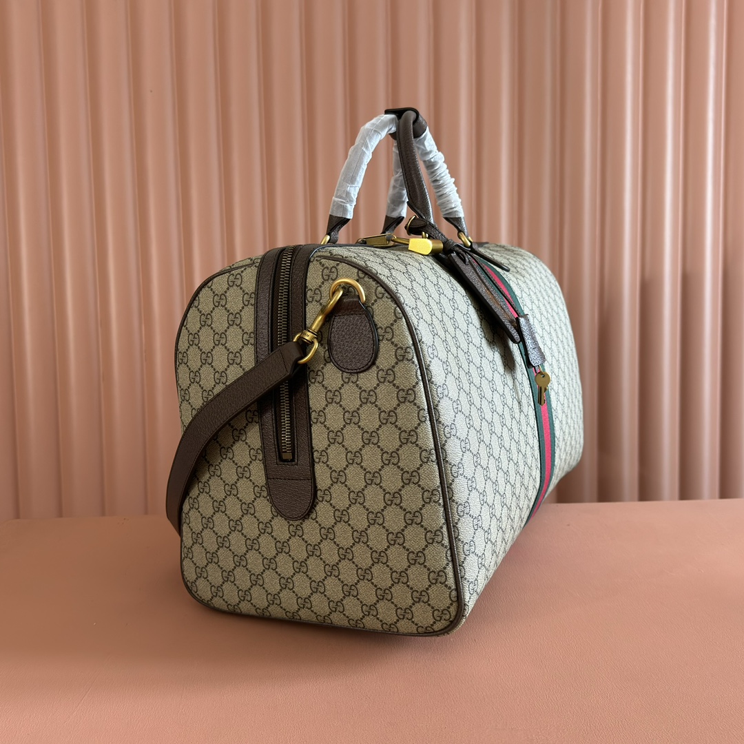 p850。💋💋《配全套原厂礼品袋包装》【新品】Gucci Savoy系列匠心融蕴米色和深棕色两大配色，搭配经典廓形，甄选触感柔软的织物打造。这款旅行包以GG字母交织图案涂层织物打造，匠心缀饰双G标识和织带细节。
米色和深棕色GG字母交织图案涂层织物
深棕色皮革滚边
金色调配件
绿色亚麻棉混纺衬里
双G
织带细节
容量：30升
内部：一个拉链袋
外部：一个可拆卸行李员身份标牌、一个锁、一个钥匙扣
提手（11厘米高）
可拆卸可调节皮革肩带（长度可在91厘米至145厘米之间调节）
拉链开合
型号：834458。
尺寸：52厘米（宽）x 33厘米（高）x 28厘米（深）
重量：约3千克
颜色：啡棕/pvc。
意大利创作