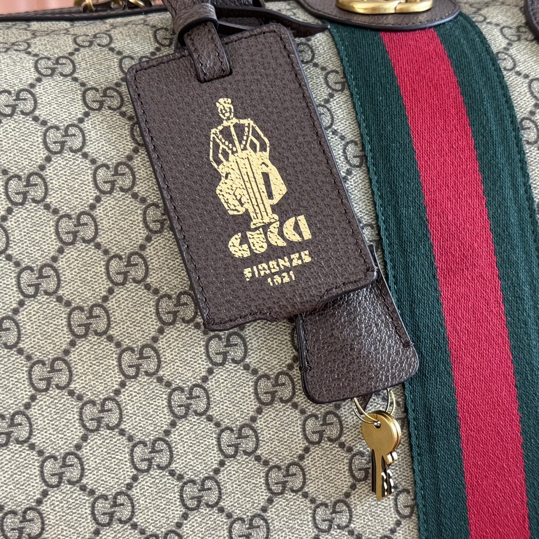 p850。💋💋《配全套原厂礼品袋包装》【新品】Gucci Savoy系列匠心融蕴米色和深棕色两大配色，搭配经典廓形，甄选触感柔软的织物打造。这款旅行包以GG字母交织图案涂层织物打造，匠心缀饰双G标识和织带细节。
米色和深棕色GG字母交织图案涂层织物
深棕色皮革滚边
金色调配件
绿色亚麻棉混纺衬里
双G
织带细节
容量：30升
内部：一个拉链袋
外部：一个可拆卸行李员身份标牌、一个锁、一个钥匙扣
提手（11厘米高）
可拆卸可调节皮革肩带（长度可在91厘米至145厘米之间调节）
拉链开合
型号：834458。
尺寸：52厘米（宽）x 33厘米（高）x 28厘米（深）
重量：约3千克
颜色：啡棕/pvc。
意大利创作