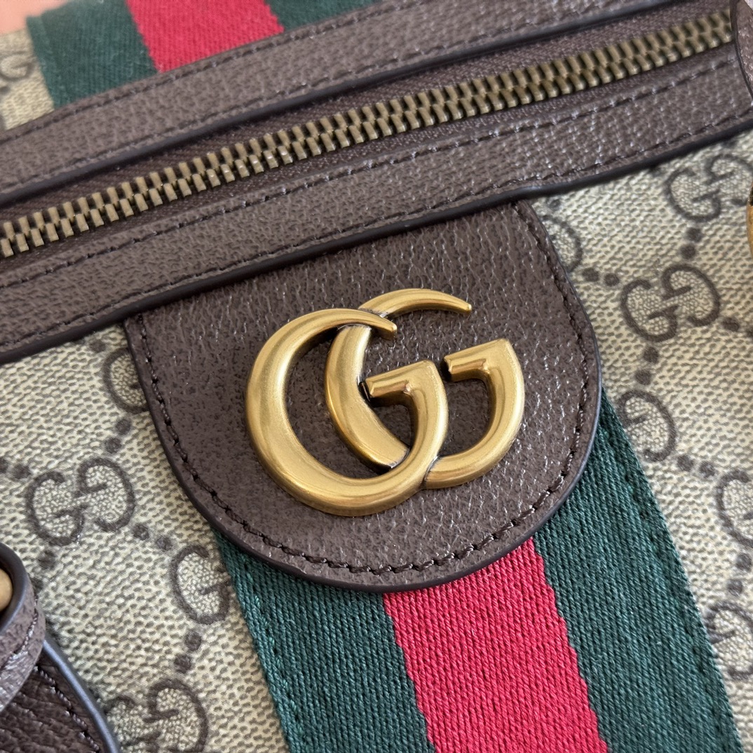p850。💋💋《配全套原厂礼品袋包装》【新品】Gucci Savoy系列匠心融蕴米色和深棕色两大配色，搭配经典廓形，甄选触感柔软的织物打造。这款旅行包以GG字母交织图案涂层织物打造，匠心缀饰双G标识和织带细节。
米色和深棕色GG字母交织图案涂层织物
深棕色皮革滚边
金色调配件
绿色亚麻棉混纺衬里
双G
织带细节
容量：30升
内部：一个拉链袋
外部：一个可拆卸行李员身份标牌、一个锁、一个钥匙扣
提手（11厘米高）
可拆卸可调节皮革肩带（长度可在91厘米至145厘米之间调节）
拉链开合
型号：834458。
尺寸：52厘米（宽）x 33厘米（高）x 28厘米（深）
重量：约3千克
颜色：啡棕/pvc。
意大利创作
