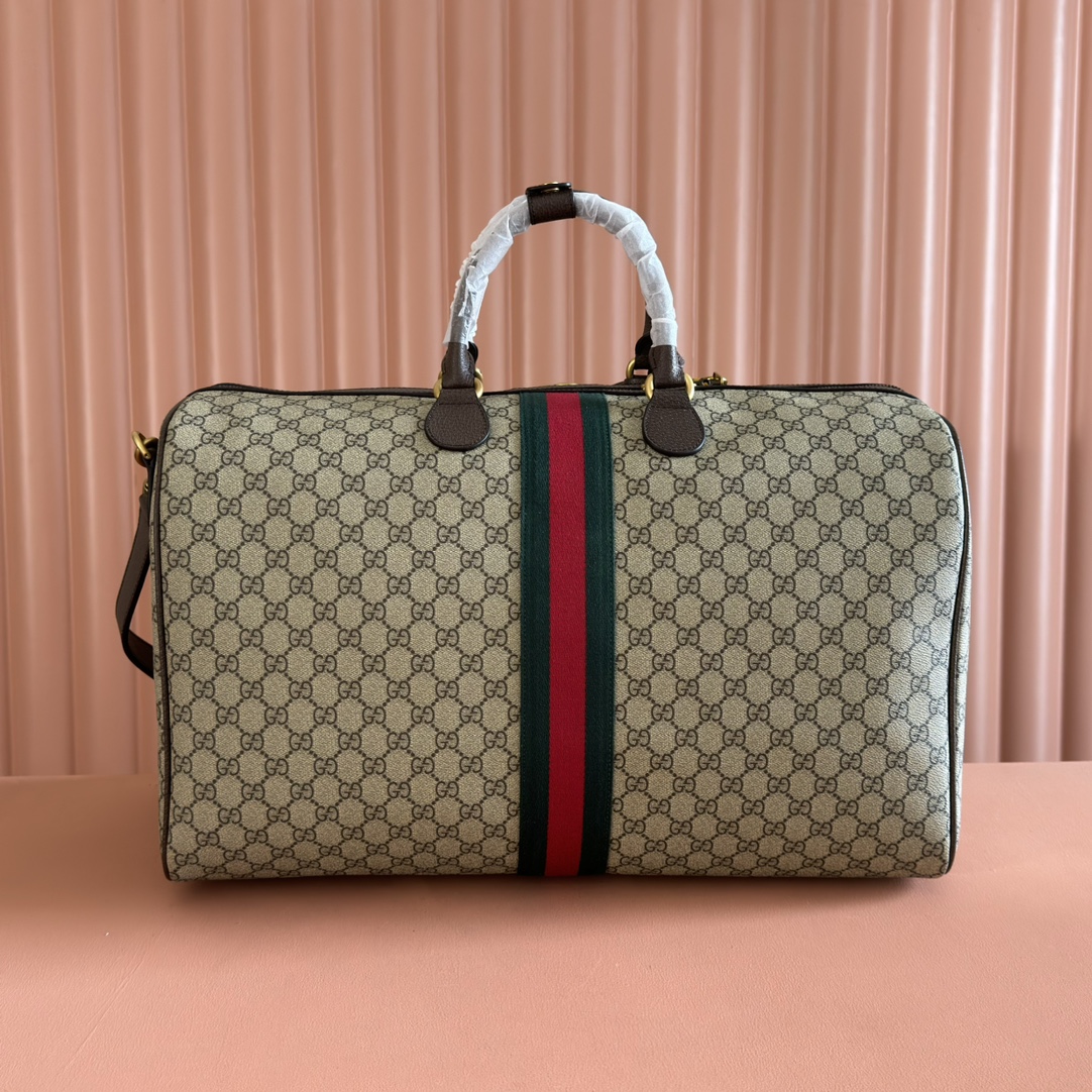 p850。💋💋《配全套原厂礼品袋包装》【新品】Gucci Savoy系列匠心融蕴米色和深棕色两大配色，搭配经典廓形，甄选触感柔软的织物打造。这款旅行包以GG字母交织图案涂层织物打造，匠心缀饰双G标识和织带细节。
米色和深棕色GG字母交织图案涂层织物
深棕色皮革滚边
金色调配件
绿色亚麻棉混纺衬里
双G
织带细节
容量：30升
内部：一个拉链袋
外部：一个可拆卸行李员身份标牌、一个锁、一个钥匙扣
提手（11厘米高）
可拆卸可调节皮革肩带（长度可在91厘米至145厘米之间调节）
拉链开合
型号：834458。
尺寸：52厘米（宽）x 33厘米（高）x 28厘米（深）
重量：约3千克
颜色：啡棕/pvc。
意大利创作
