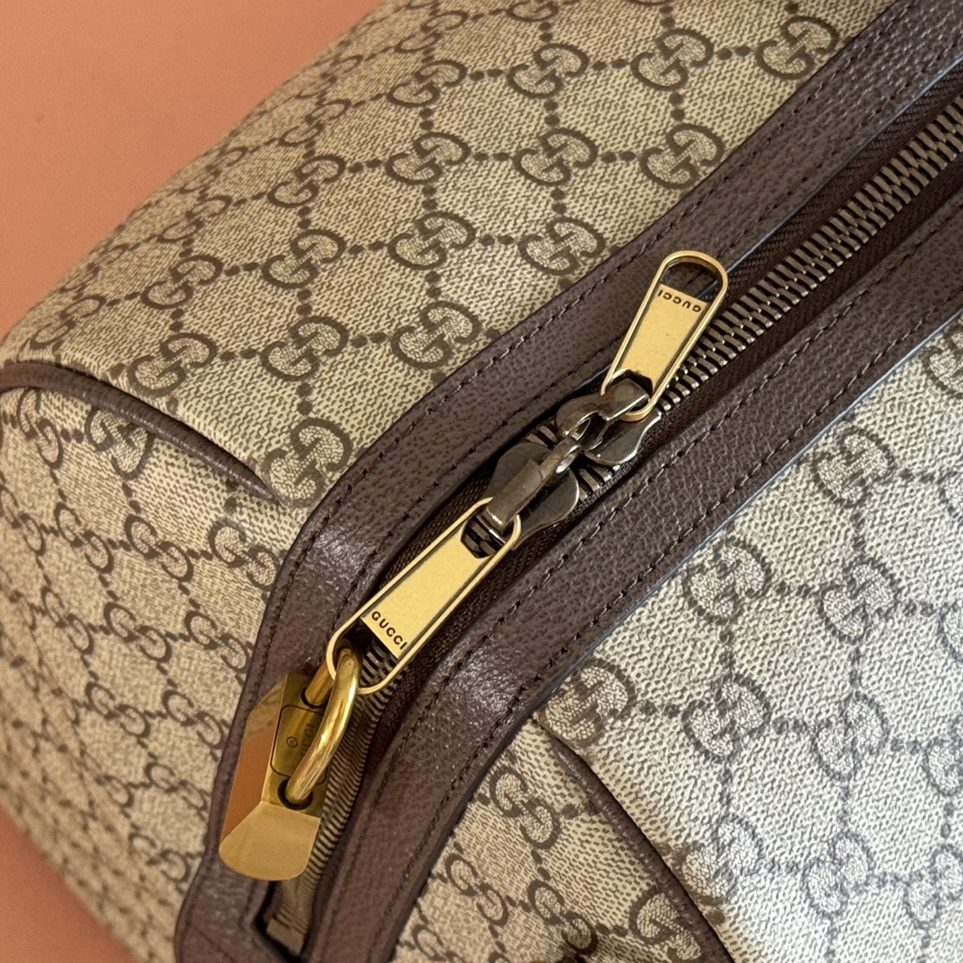 p790。💋💋💋《配全套原厂礼品袋包装》【新品】Gucci Savoy系列匠心融蕴米色和深棕色两大配色，搭配经典廓形，甄选触感柔软的织物打造。这款旅行包以GG字母交织图案涂层织物打造，匠心缀饰双G标识和织带细节。
米色和深棕色GG字母交织图案涂层织物
深棕色皮革滚边
金色调配件
绿色亚麻棉混纺衬里
双G
织带细节
容量：28升
内部：一个拉链袋
外部：一个可拆卸行李员身份标牌、一个锁、一个钥匙扣
提手高度：12厘米
可拆卸可调节皮革肩带（长度可在119厘米至134厘米之间调节）
拉链开合
型号：834460。
尺寸：44厘米（宽）x 29厘米（高）x 25厘米（深）
重量：约2.3千克
颜色：啡棕/pvc。
意大利创作