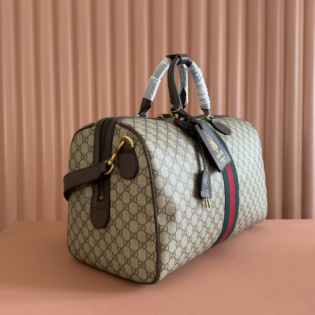 p790。💋💋💋《配全套原厂礼品袋包装》【新品】Gucci Savoy系列匠心融蕴米色和深棕色两大配色，搭配经典廓形，甄选触感柔软的织物打造。这款旅行包以GG字母交织图案涂层织物打造，匠心缀饰双G标识和织带细节。
米色和深棕色GG字母交织图案涂层织物
深棕色皮革滚边
金色调配件
绿色亚麻棉混纺衬里
双G
织带细节
容量：28升
内部：一个拉链袋
外部：一个可拆卸行李员身份标牌、一个锁、一个钥匙扣
提手高度：12厘米
可拆卸可调节皮革肩带（长度可在119厘米至134厘米之间调节）
拉链开合
型号：834460。
尺寸：44厘米（宽）x 29厘米（高）x 25厘米（深）
重量：约2.3千克
颜色：啡棕/pvc。
意大利创作