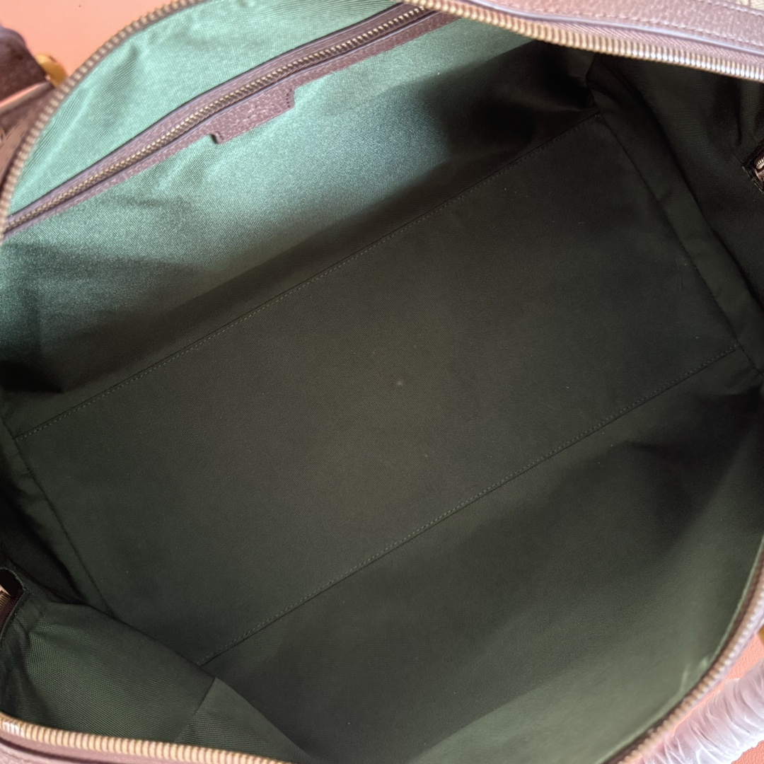p790。💋💋💋《配全套原厂礼品袋包装》【新品】Gucci Savoy系列匠心融蕴米色和深棕色两大配色，搭配经典廓形，甄选触感柔软的织物打造。这款旅行包以GG字母交织图案涂层织物打造，匠心缀饰双G标识和织带细节。
米色和深棕色GG字母交织图案涂层织物
深棕色皮革滚边
金色调配件
绿色亚麻棉混纺衬里
双G
织带细节
容量：28升
内部：一个拉链袋
外部：一个可拆卸行李员身份标牌、一个锁、一个钥匙扣
提手高度：12厘米
可拆卸可调节皮革肩带（长度可在119厘米至134厘米之间调节）
拉链开合
型号：834460。
尺寸：44厘米（宽）x 29厘米（高）x 25厘米（深）
重量：约2.3千克
颜色：啡棕/pvc。
意大利创作