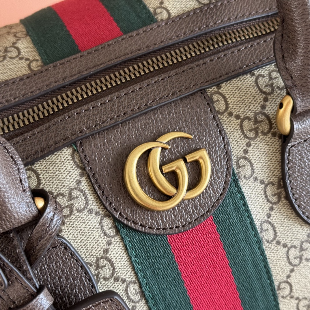 p790。💋💋💋《配全套原厂礼品袋包装》【新品】Gucci Savoy系列匠心融蕴米色和深棕色两大配色，搭配经典廓形，甄选触感柔软的织物打造。这款旅行包以GG字母交织图案涂层织物打造，匠心缀饰双G标识和织带细节。
米色和深棕色GG字母交织图案涂层织物
深棕色皮革滚边
金色调配件
绿色亚麻棉混纺衬里
双G
织带细节
容量：28升
内部：一个拉链袋
外部：一个可拆卸行李员身份标牌、一个锁、一个钥匙扣
提手高度：12厘米
可拆卸可调节皮革肩带（长度可在119厘米至134厘米之间调节）
拉链开合
型号：834460。
尺寸：44厘米（宽）x 29厘米（高）x 25厘米（深）
重量：约2.3千克
颜色：啡棕/pvc。
意大利创作