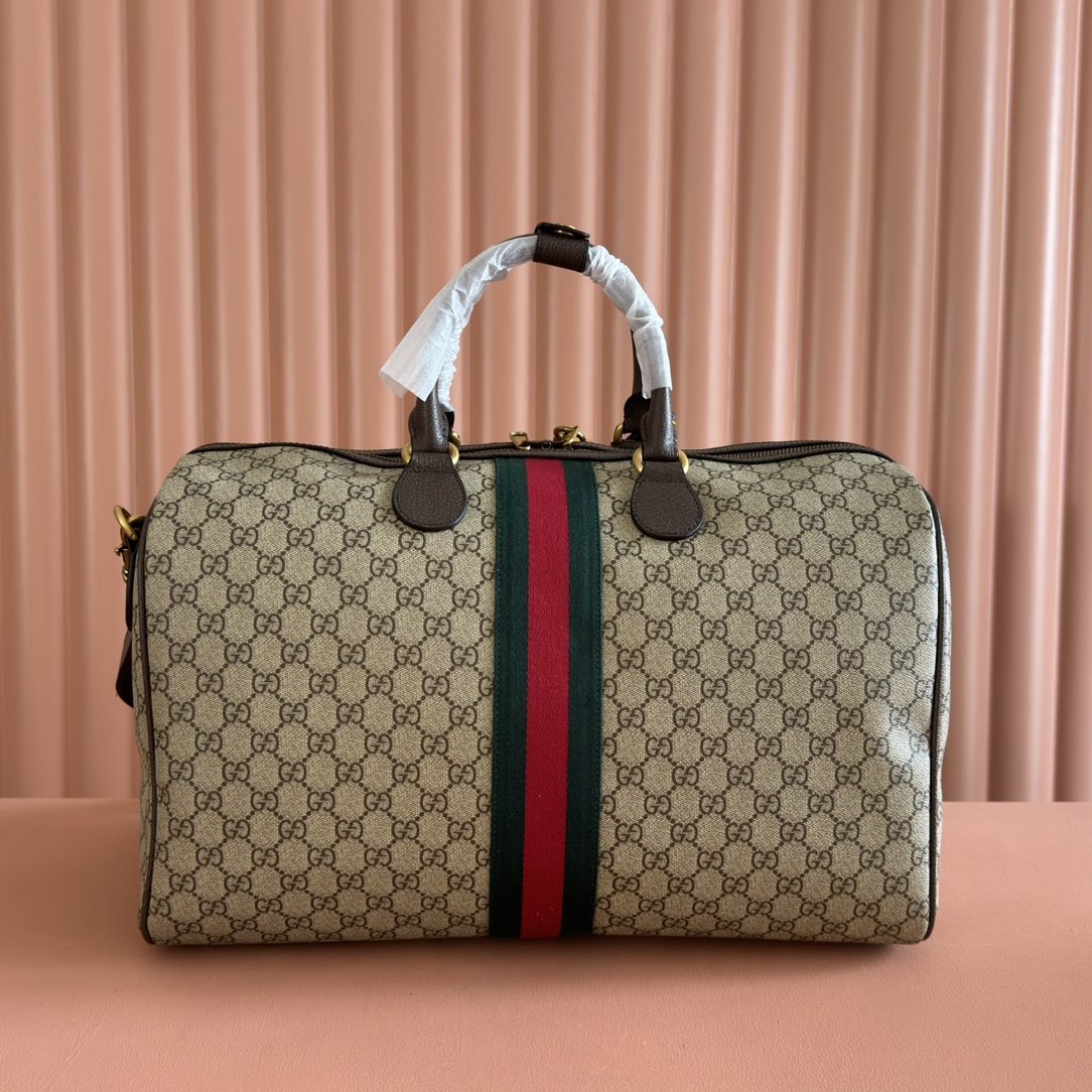 p790。💋💋💋《配全套原厂礼品袋包装》【新品】Gucci Savoy系列匠心融蕴米色和深棕色两大配色，搭配经典廓形，甄选触感柔软的织物打造。这款旅行包以GG字母交织图案涂层织物打造，匠心缀饰双G标识和织带细节。
米色和深棕色GG字母交织图案涂层织物
深棕色皮革滚边
金色调配件
绿色亚麻棉混纺衬里
双G
织带细节
容量：28升
内部：一个拉链袋
外部：一个可拆卸行李员身份标牌、一个锁、一个钥匙扣
提手高度：12厘米
可拆卸可调节皮革肩带（长度可在119厘米至134厘米之间调节）
拉链开合
型号：834460。
尺寸：44厘米（宽）x 29厘米（高）x 25厘米（深）
重量：约2.3千克
颜色：啡棕/pvc。
意大利创作