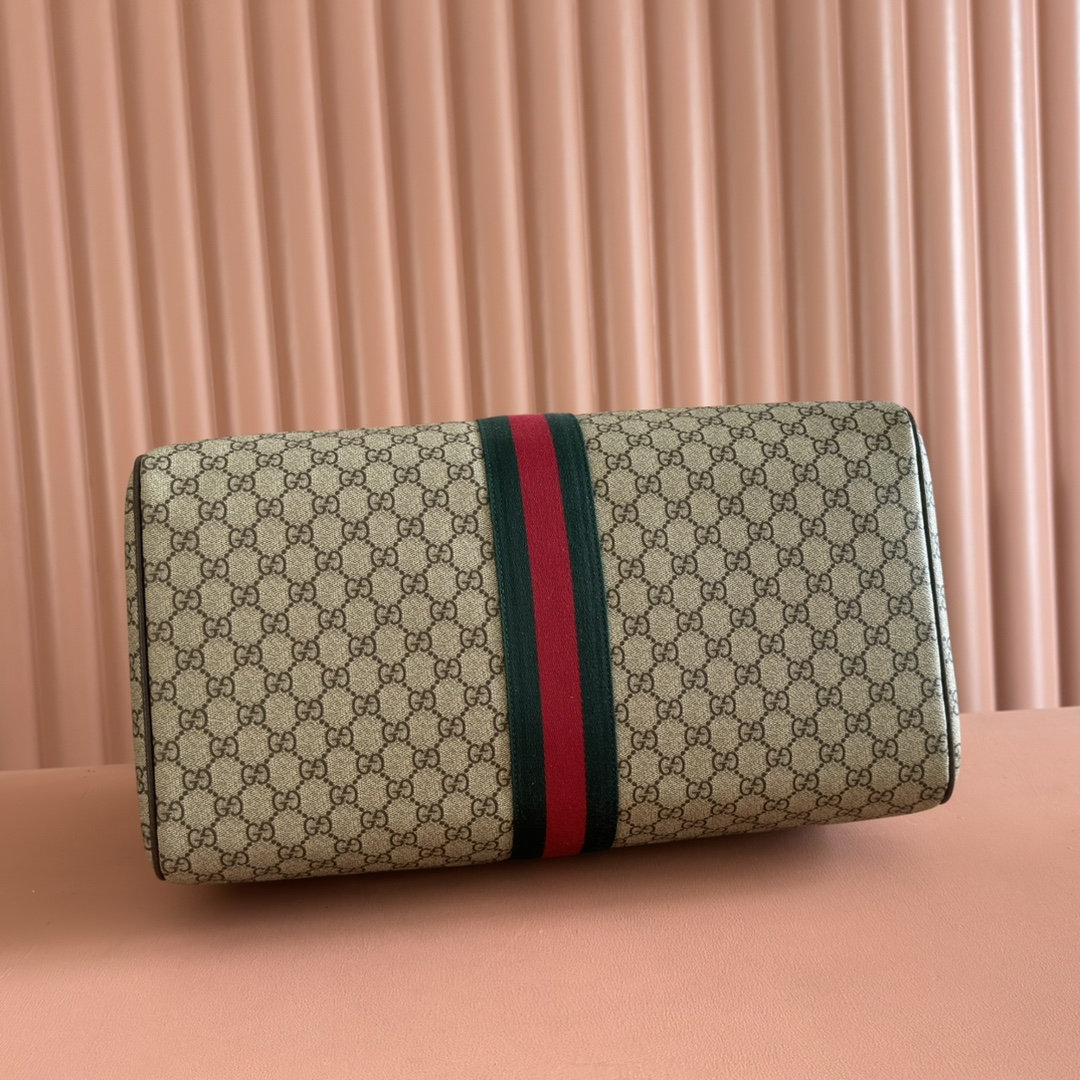 p790。💋💋💋《配全套原厂礼品袋包装》【新品】Gucci Savoy系列匠心融蕴米色和深棕色两大配色，搭配经典廓形，甄选触感柔软的织物打造。这款旅行包以GG字母交织图案涂层织物打造，匠心缀饰双G标识和织带细节。
米色和深棕色GG字母交织图案涂层织物
深棕色皮革滚边
金色调配件
绿色亚麻棉混纺衬里
双G
织带细节
容量：28升
内部：一个拉链袋
外部：一个可拆卸行李员身份标牌、一个锁、一个钥匙扣
提手高度：12厘米
可拆卸可调节皮革肩带（长度可在119厘米至134厘米之间调节）
拉链开合
型号：834460。
尺寸：44厘米（宽）x 29厘米（高）x 25厘米（深）
重量：约2.3千克
颜色：啡棕/pvc。
意大利创作