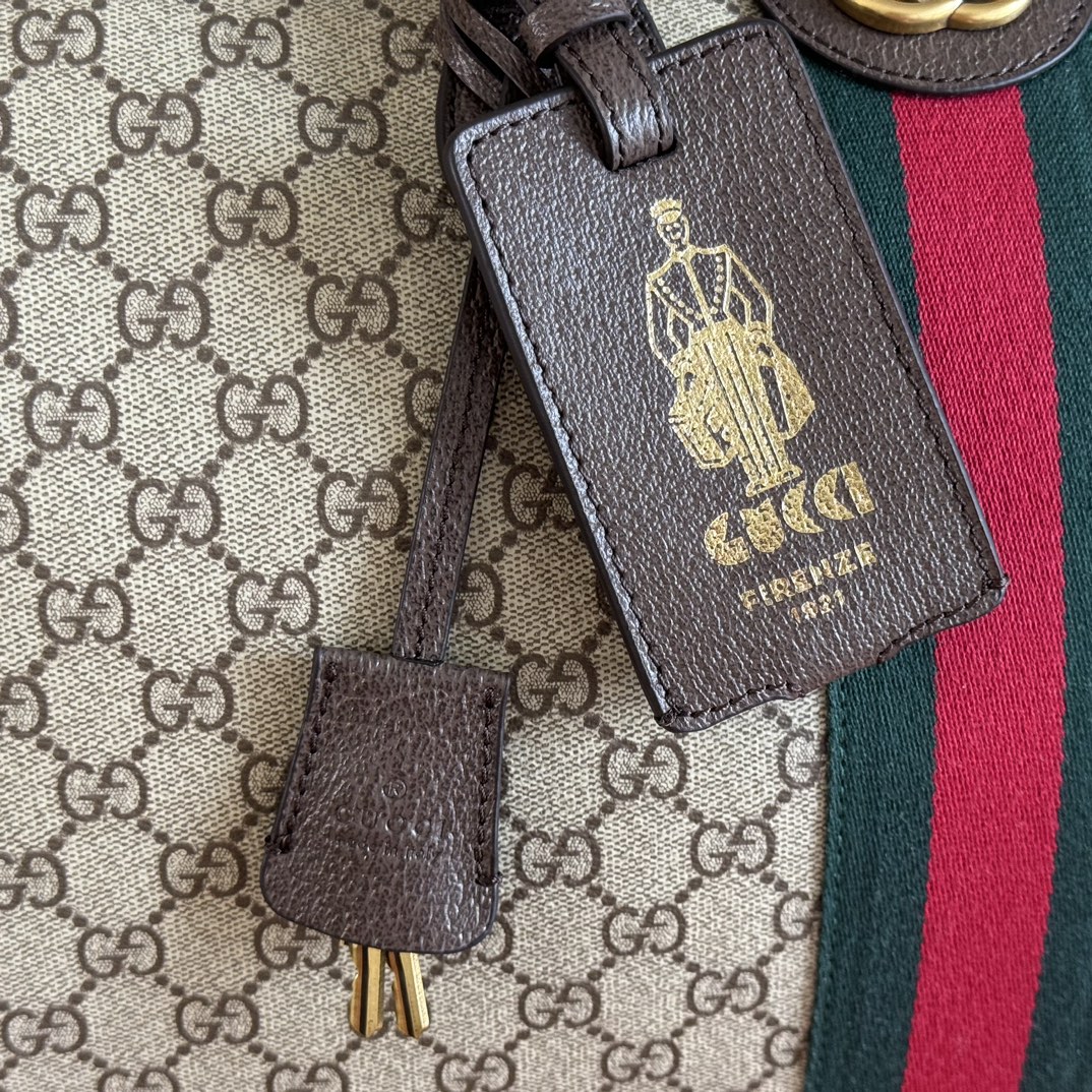 p790。💋💋💋《配全套原厂礼品袋包装》【新品】Gucci Savoy系列匠心融蕴米色和深棕色两大配色，搭配经典廓形，甄选触感柔软的织物打造。这款旅行包以GG字母交织图案涂层织物打造，匠心缀饰双G标识和织带细节。
米色和深棕色GG字母交织图案涂层织物
深棕色皮革滚边
金色调配件
绿色亚麻棉混纺衬里
双G
织带细节
容量：28升
内部：一个拉链袋
外部：一个可拆卸行李员身份标牌、一个锁、一个钥匙扣
提手高度：12厘米
可拆卸可调节皮革肩带（长度可在119厘米至134厘米之间调节）
拉链开合
型号：834460。
尺寸：44厘米（宽）x 29厘米（高）x 25厘米（深）
重量：约2.3千克
颜色：啡棕/pvc。
意大利创作