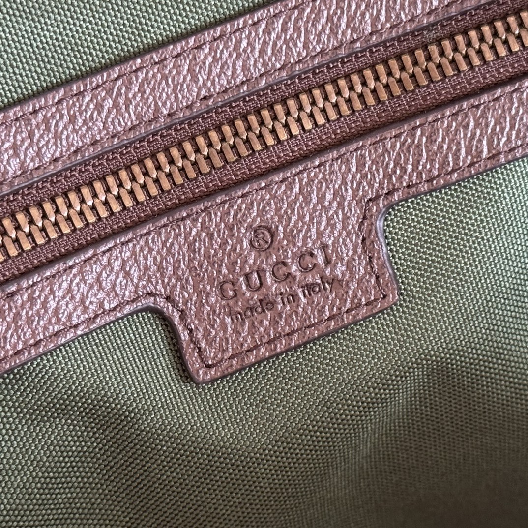 p790。💋💋💋《配全套原厂礼品袋包装》【新品】Gucci Savoy系列匠心融蕴米色和深棕色两大配色，搭配经典廓形，甄选触感柔软的织物打造。这款旅行包以GG字母交织图案涂层织物打造，匠心缀饰双G标识和织带细节。
米色和深棕色GG字母交织图案涂层织物
深棕色皮革滚边
金色调配件
绿色亚麻棉混纺衬里
双G
织带细节
容量：28升
内部：一个拉链袋
外部：一个可拆卸行李员身份标牌、一个锁、一个钥匙扣
提手高度：12厘米
可拆卸可调节皮革肩带（长度可在119厘米至134厘米之间调节）
拉链开合
型号：834460。
尺寸：44厘米（宽）x 29厘米（高）x 25厘米（深）
重量：约2.3千克
颜色：啡棕/pvc。
意大利创作