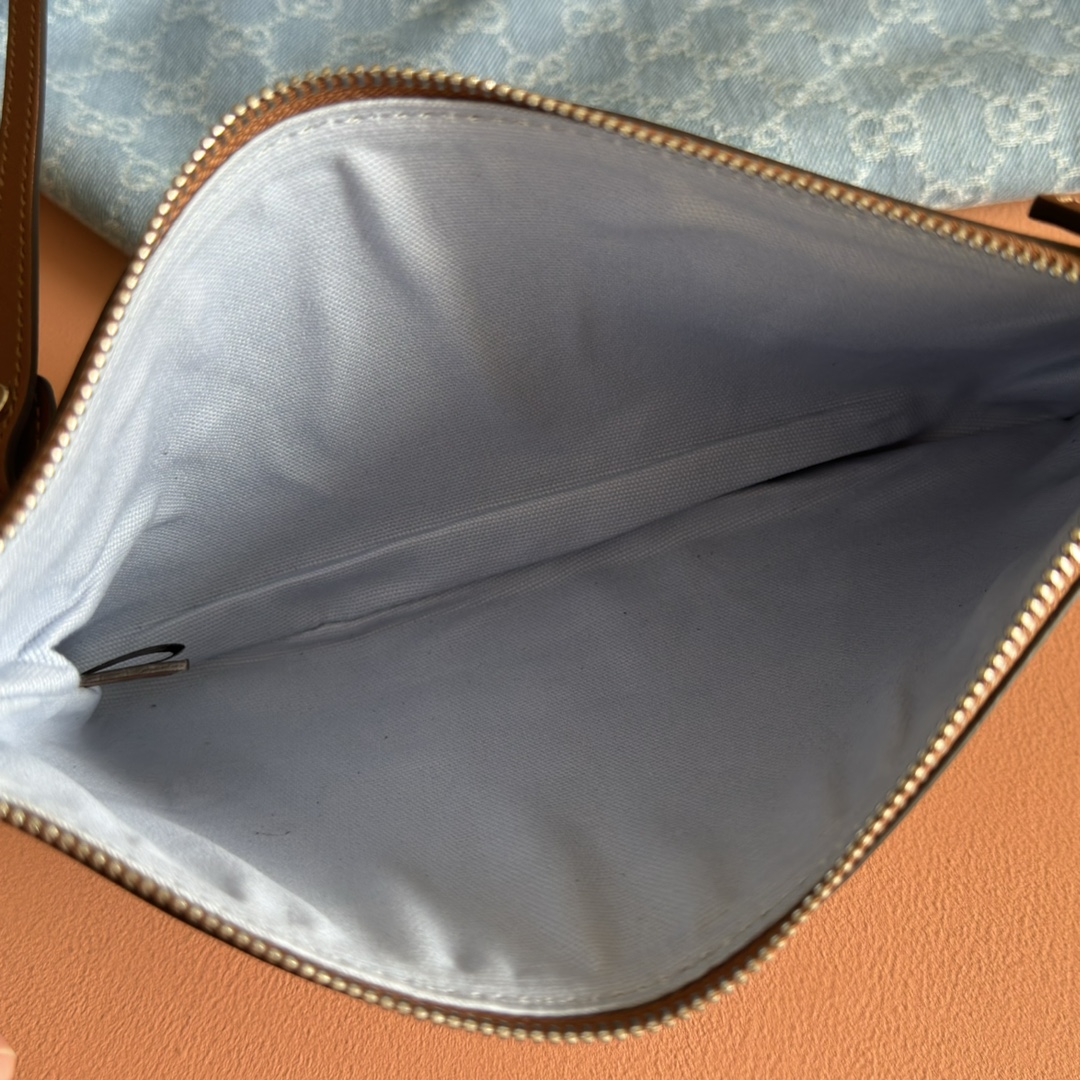 p660💋💋💋【配置专柜礼品袋】Gucci Totissima系列糅合“tote”一词与意大利语中表示最高级的词语“issima”，彰显这款手袋的实用功能和隽永底色。这款中号托特包内附可拆卸手拿包。
蓝色GG牛仔面料
棕色皮革滚边，饰对比色缝线
蓝色棉麻衬里
可拆卸手拿包：21.5厘米（宽）x 12.5厘米（高）
顶部提手（21厘米高）
型号：820481。
尺寸：30.5厘米（宽）x 28厘米（高）x 27厘米（深）
颜色：灰色牛仔面料/原厂皮。
重量：约0.6千克
意大利创作