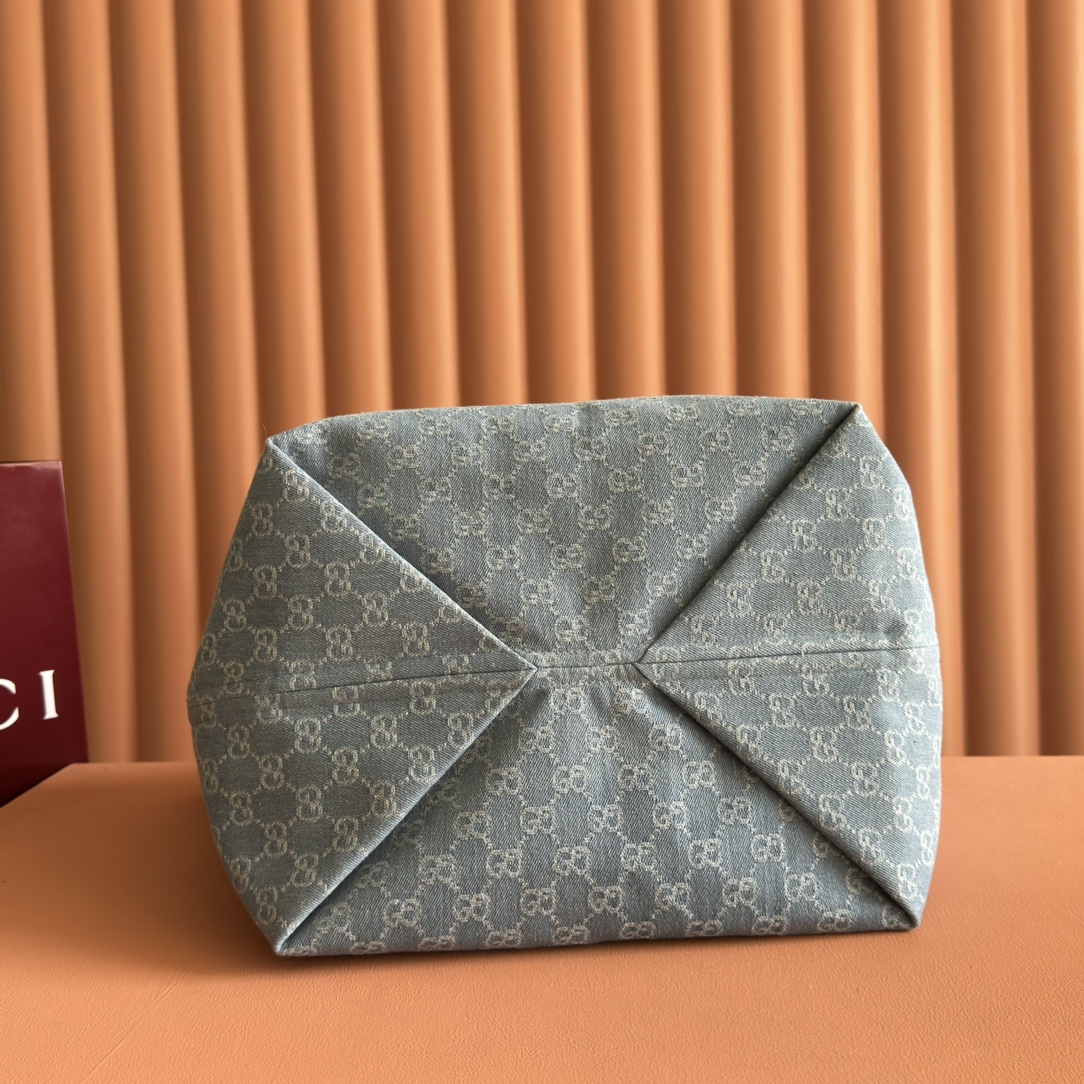 p660💋💋💋【配置专柜礼品袋】Gucci Totissima系列糅合“tote”一词与意大利语中表示最高级的词语“issima”，彰显这款手袋的实用功能和隽永底色。这款中号托特包内附可拆卸手拿包。
蓝色GG牛仔面料
棕色皮革滚边，饰对比色缝线
蓝色棉麻衬里
可拆卸手拿包：21.5厘米（宽）x 12.5厘米（高）
顶部提手（21厘米高）
型号：820481。
尺寸：30.5厘米（宽）x 28厘米（高）x 27厘米（深）
颜色：灰色牛仔面料/原厂皮。
重量：约0.6千克
意大利创作