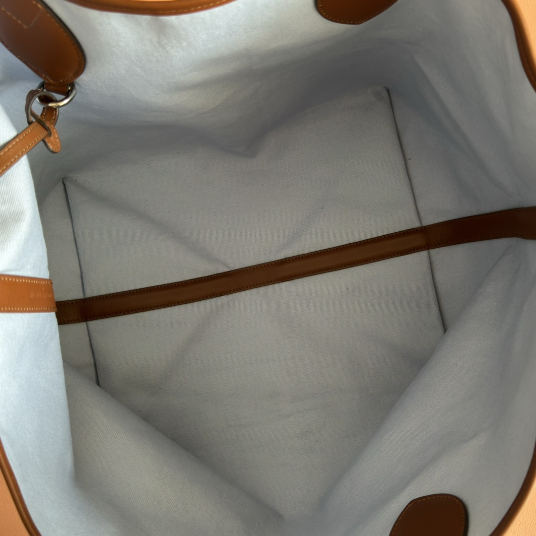 p660💋💋💋【配置专柜礼品袋】Gucci Totissima系列糅合“tote”一词与意大利语中表示最高级的词语“issima”，彰显这款手袋的实用功能和隽永底色。这款中号托特包内附可拆卸手拿包。
蓝色GG牛仔面料
棕色皮革滚边，饰对比色缝线
蓝色棉麻衬里
可拆卸手拿包：21.5厘米（宽）x 12.5厘米（高）
顶部提手（21厘米高）
型号：820481。
尺寸：30.5厘米（宽）x 28厘米（高）x 27厘米（深）
颜色：灰色牛仔面料/原厂皮。
重量：约0.6千克
意大利创作