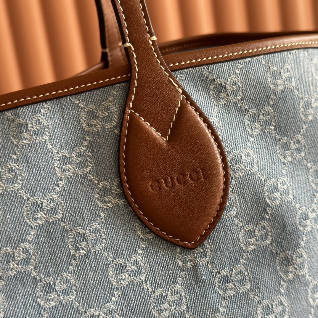 p660💋💋💋【配置专柜礼品袋】Gucci Totissima系列糅合“tote”一词与意大利语中表示最高级的词语“issima”，彰显这款手袋的实用功能和隽永底色。这款中号托特包内附可拆卸手拿包。
蓝色GG牛仔面料
棕色皮革滚边，饰对比色缝线
蓝色棉麻衬里
可拆卸手拿包：21.5厘米（宽）x 12.5厘米（高）
顶部提手（21厘米高）
型号：820481。
尺寸：30.5厘米（宽）x 28厘米（高）x 27厘米（深）
颜色：灰色牛仔面料/原厂皮。
重量：约0.6千克
意大利创作